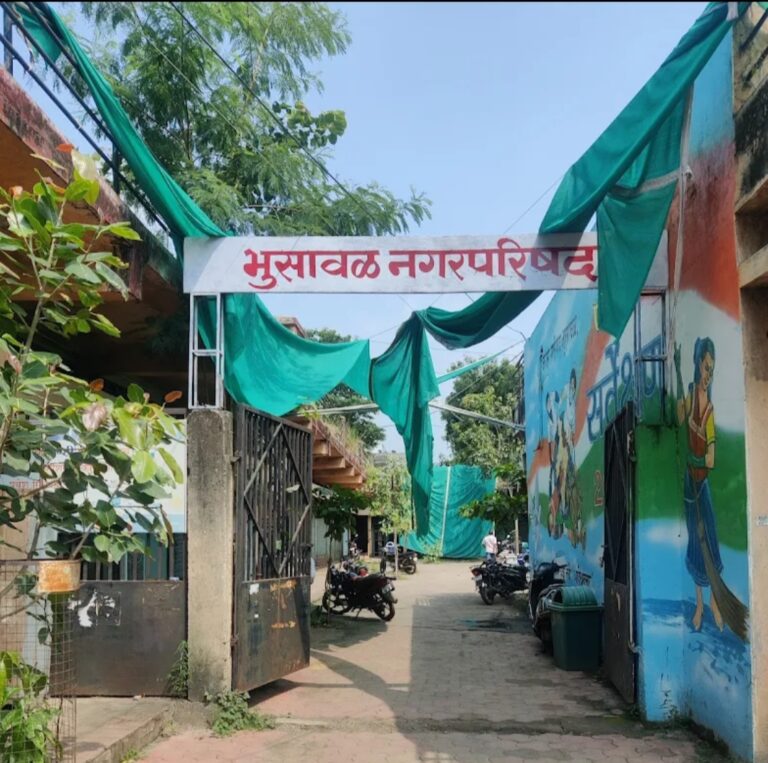 गणतंत्र दिनालाही राजकारणाची छाया भुसावळ नगरपरिषदेत ध्वजारोहणावरून वाद भाजप गटनेते युवराज लोणारी यांचा परंपरा मोडल्याचा आरोप