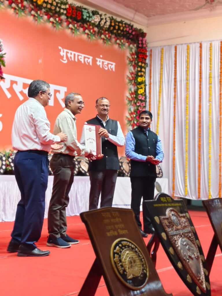 निष्ठावान सेवेचा सन्मान  भुसावळ मंडळात १०७ रेल्वे कर्मचाऱ्यांचा गौरव