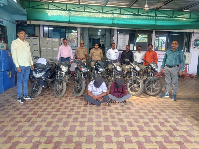 नव्या पोलीस अधीक्षकांचे ‘कारवाईने’ स्वागत; बाजारपेठ पोलिसांनी उघड केली मोटरसायकल चोरांची टोळी   जळगाव, जामनेर, नांदुरा, धुळे येथील ७ गुन्हे उघड; ४ लाख ६५ हजारांच्या ७ गाड्या जप्त, दोघे जेरबंद